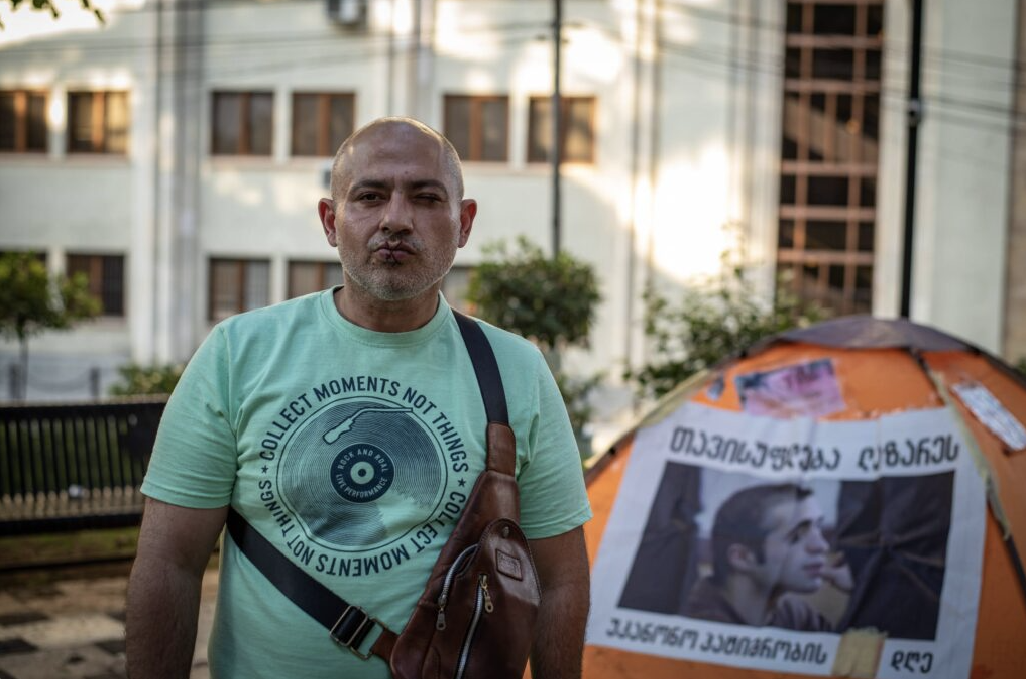 Oğlunun tutukluluğunu protesto etmek için kendisini bıçakladı